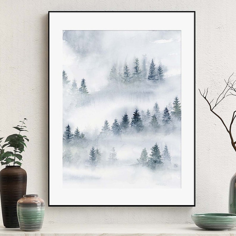 Puede incluir: Una pintura de acuarela de un bosque brumoso con filas de &aacute;rboles verde oscuro. La pintura est&aacute; hecha en tonos de azul y gris, creando una atm&oacute;sfera tranquila y serena.