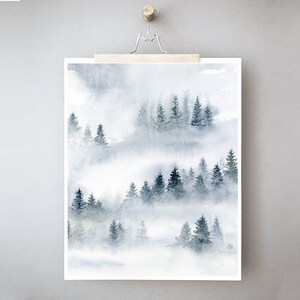 Puede incluir: Una pintura de acuarela de una escena de bosque brumoso con &aacute;rboles altos de color verde oscuro. Los &aacute;rboles est&aacute;n dispuestos en filas, creando una sensaci&oacute;n de profundidad y perspectiva. La niebla agrega una sensaci&oacute;n de misterio y tranquilidad a la escena.