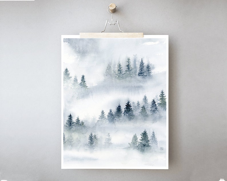 Puede incluir: Una pintura de acuarela de una escena de bosque brumoso con &aacute;rboles altos de color verde oscuro. Los &aacute;rboles est&aacute;n dispuestos en filas, creando una sensaci&oacute;n de profundidad y perspectiva. La niebla agrega una sensaci&oacute;n de misterio y tranquilidad a la escena.