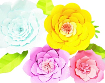 Könnte beinhalten: Vier große Papierblumen in verschiedenen Farben: hellblau, gelb, rosa und hellrosa. Die Blumen sind geschichtet und haben einen 3D-Effekt. Die Blumen sind in einer Gruppe mit grünen Blättern angeordnet.