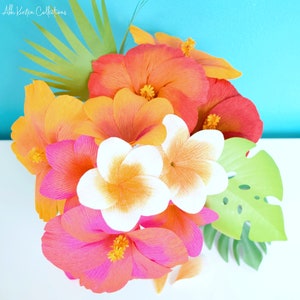 Puede incluir: Un ramo de flores de papel en tonos naranja, rosa y blanco. Las flores est&aacute;n dispuestas en un racimo, con una hoja verde en el fondo. Las flores est&aacute;n hechas de papel de seda y tienen un aspecto realista.