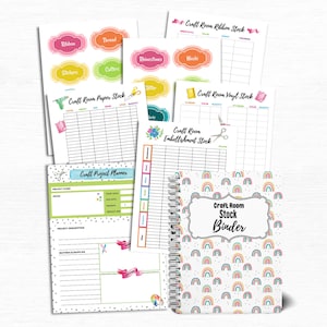 Peut inclure: Un classeur de stock pour la salle de loisirs créatifs avec une couverture à motif arc-en-ciel. Le classeur comprend des pages pour le suivi des fournitures de loisirs créatifs, notamment des rubans, du fil, des strass, du ruban adhésif washi, des autocollants, des cutters, des paillettes, du papier, du vinyle et des embellissements. Le classeur comprend également une page de planification de projet.