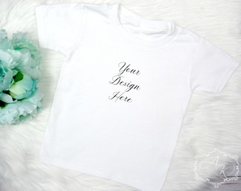 Weiß Kleinkind T-shirt Produkt Mock-up Bild, leere weiße Hemd, gestylt Produkt Fotografie JPEG-Bild