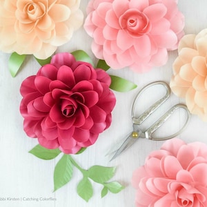 Modelo de flor de papel de camélia rosa e tutorial, padrão de rosa pequena para buquês de papel, rosa de papel SVG para Cricut e Silhouette