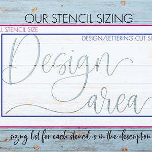 Pode incluir: Uma placa de madeira branca com as palavras "OUR STENCIL SIZING" em texto preto no topo. As palavras "FULL STENCIL SIZE" e "DESIGN/LETTERING CUT SIZE" est&atilde;o em texto azul. As palavras "Design area" est&atilde;o escritas em it&aacute;lico em texto cinza. A placa est&aacute; sobre um fundo de madeira azul.