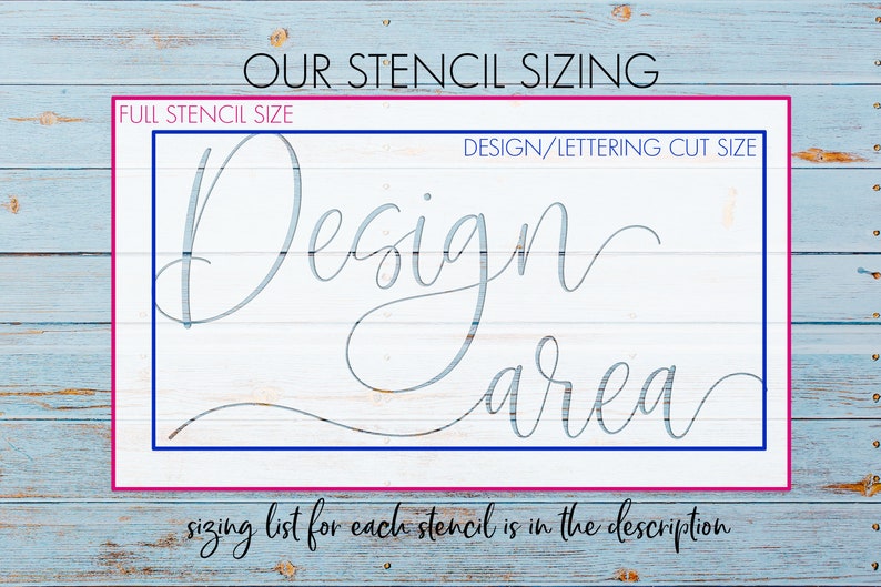 Pode incluir: Uma placa de madeira branca com as palavras "OUR STENCIL SIZING" em texto preto no topo. As palavras "FULL STENCIL SIZE" e "DESIGN/LETTERING CUT SIZE" est&atilde;o em texto azul. As palavras "Design area" est&atilde;o escritas em it&aacute;lico em texto cinza. A placa est&aacute; sobre um fundo de madeira azul.