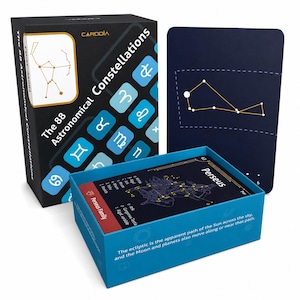 Op de afbeelding: Een Cardoia educatieve kaartenset getiteld The 88 Astronomical Constellations. De zwarte doos heeft blauwe sterrenbeelden. Binnenin zit een blauwe doos met kaarten, waaronder een kaart met de naam Perseus met sterrenkaarten en tekst.