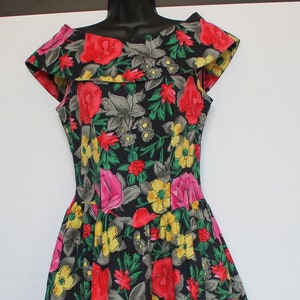 Floral ausgestelltes Kleid, schulterfrei, leicht tief ausgeschnittener V-Rücken Vintage / Rockabilly / 50er oder 80er Stil / Grease-Look/Sommer