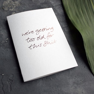 We worden te oud voor deze shit - Onbeleefd, Grappig, Verjaardag, Viering, Gefeliciteerd Rose Gold Foil Card