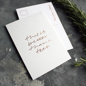 Questo è meglio di un testo - Amore, amicizia, pensando a te cartolina in lamina d'oro rosa