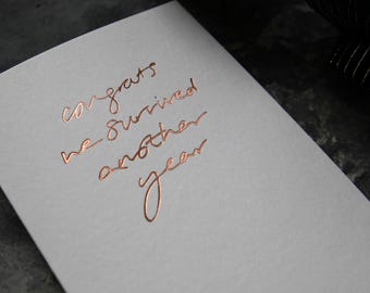 Felicidades, sobrevivimos otro año: tarjeta navideña de lujo estampada a mano