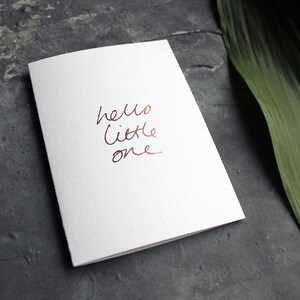 Hallo kleine - neues Baby, neu geboren, Baby-Dusche Handpressed Rose Gold Folie Karte