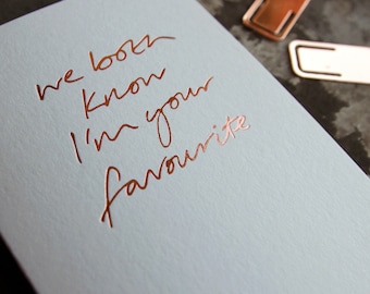 Ambos sabemos que soy tu favorito - Día de la Madre, Tarjeta frustrada a mano de cumpleaños del Día del Padre