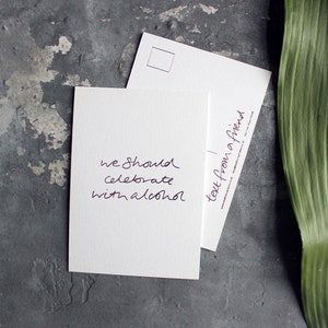 Nous devrions célébrer avec de l’alcool - Félicitations, Drôle, Se remettre bien, Anniversaire, Anniversaire, Nouvel emploi, Nouvelle maison Feuille d’or rose Carte postale