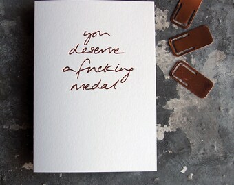 Te mereces una maldita medalla: Día de la Madre, Cumpleaños, Felicitaciones, Tarjeta frustrada a mano bien hecha