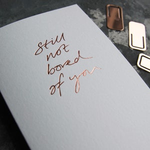 Still Not Bored Of You - Valentinstag, Jubiläum, Freundschaft Hand folierte Karte