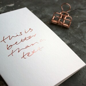 C’est mieux qu’un texte - Amour, Amitié, Vous manquez Carte feuilletée à la main en or rose