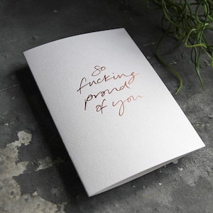 So Fucking Proud Of You - Freundschaft, Prüfung, Lustig, Glückwunsch Rose gold Folienkarte