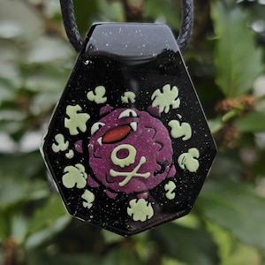 Collar con colgante de vidrio fusionado que brilla en la oscuridad con rayos ultravioleta de Koffing
