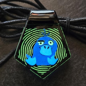 Collar con colgante de cristal brillante que brilla en la oscuridad de Psyduck