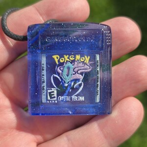 AUFTRAG - Suicune Kristall Retro Glas Spiel Patrone Glow in the Dark UV Reactive Anhänger Halskette
