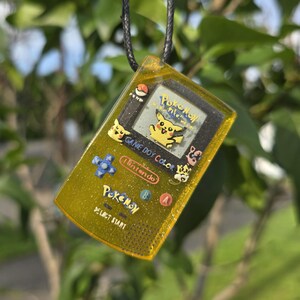 Auftragsarbeit - Pikachu Gelb Special Edition Game Boy Retro Glas Glow in the Dark UV Reactive Anhänger Halskette