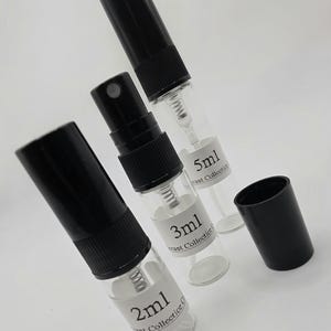 Puede incluir: Tres frascos pulverizadores de vidrio transparente con tapas negras, etiquetados con 2 ml, 3 ml y 5 ml. Los frascos est&aacute;n dispuestos en diagonal, con una tapa quitada. Las etiquetas dicen "scent collection".