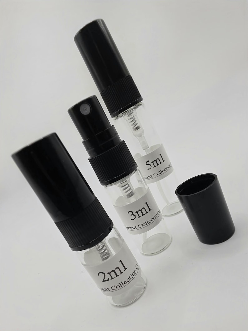 Puede incluir: Tres frascos pulverizadores de vidrio transparente con tapas negras, etiquetados con 2 ml, 3 ml y 5 ml. Los frascos est&aacute;n dispuestos en diagonal, con una tapa quitada. Las etiquetas dicen "scent collection".