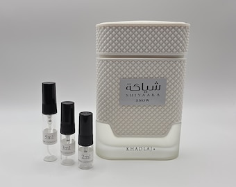 Fragancia Khadlaj Shiyaaka Snow en formato decantado (2 ml, 3 ml, 5 ml) en formato spray de viaje.