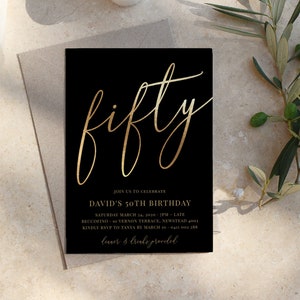 Può includere: Un biglietto d'invito nero e dorato con la parola "fifty" in scrittura dorata. Il testo recita "Unisciti a noi per celebrare il 50° compleanno di David. Sabato 24 marzo 2020, 19:00 - Tardi. Ricevimento 10 Vernon Terrace, Newstead. Conferma la tua presenza a Tanya entro il 10 marzo. Cena e bevande incluse."