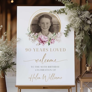 90er Geburtstag Willkommensschild, 90 Jahre geliebt Zeichen, Blumen und Gold 90er Jahre Willkommensschild mit Foto