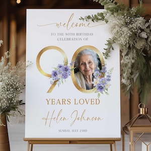 90er Geburtstag Willkommensschild, 90 Jahre geliebt Zeichen, lila Blumen und Gold 90er Jahre Willkommensschild mit Foto
