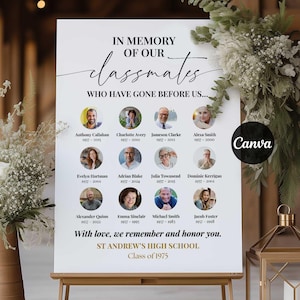 Op de afbeelding: Een wit herdenkingsbord met de tekst "In Memory of Our Classmates" en de namen van overleden klasgenoten. Het bord staat op een gouden ezel, met bloemstukken en een lantaarn. Voor St. Andrew's High School, Klasse van 1975.