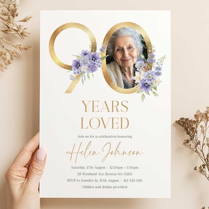 Invito di compleanno per 90 anni amato, invito floreale viola per il 90° compleanno, invito stampabile per la festa del 90° compleanno, età modificabile