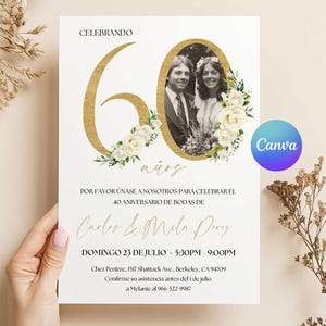 Op de afbeelding: Een witte uitnodigingskaart met gouden tekst en een foto van een stel. De kaart zegt "Vieren 60 jaar" en bevat details voor een huwelijksjubileumviering. Het Canva-logo staat in de rechter benedenhoek.