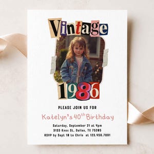 Può includere: Un biglietto d'invito di compleanno rettangolare con una fotografia centrale di un bambino con una giacca di jeans. Il testo Vintage 1986 è visualizzato in stile lettera anonima sopra e sotto la foto. Ulteriori testi riportano i dettagli dell'evento.