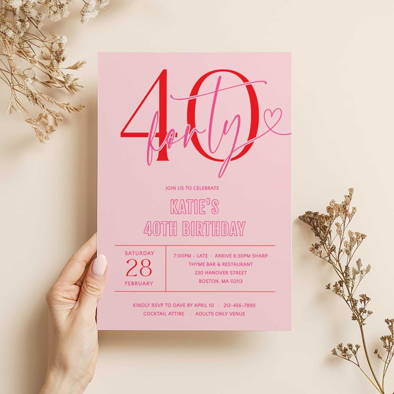 Op de afbeelding: Een roze en rode uitnodigingskaart met de tekst "40 forty" in een handschriftlijk lettertype. De uitnodiging is voor Katies 40e verjaardagsparty op zaterdag 28 februari om 19:00 uur in Thyme Bar & Restaurant, 230 Hanover Street, Boston, MA 02113. De uitnodiging verzoekt om een RSVP aan Dave v&oacute;&oacute;r 10 april op 212-456-7890 en geeft een dresscode voor cocktailkleding op voor de locatie die alleen voor volwassenen is.