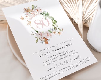Puede incluir: Una invitación a una fiesta de cumpleaños número 80 con temática floral para Agnes Fernandez. La invitación incluye la fecha, la hora y la ubicación de la fiesta, que es un almuerzo de barbacoa en The Neilson Home en North Sydney, Australia. La invitación también incluye una solicitud de RSVP antes del 10 de octubre y una nota que indica que los regalos no son necesarios.