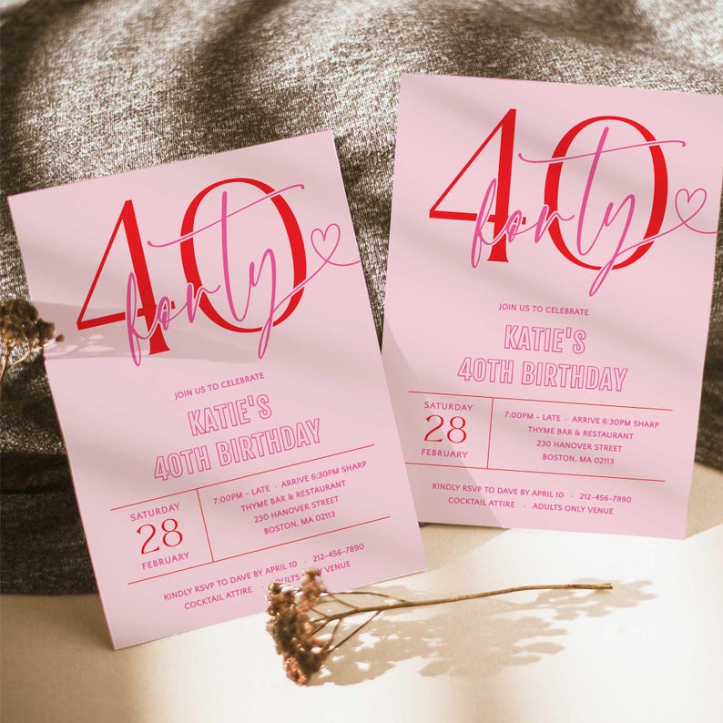 Op de afbeelding: Roze en rode uitnodiging voor een 40e verjaardagsfeest. De uitnodiging luidt "Vier met ons mee Katies 40e verjaardag" en bevat de datum, tijd, locatie en RSVP-informatie.