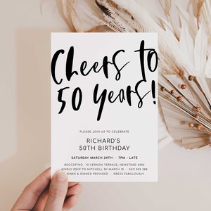 Puede incluir: Una tarjeta blanca con texto negro que dice "Cheers to 50 years!" La tarjeta es una invitación a una fiesta de cumpleaños número 50 para Richard. La fiesta se llevará a cabo el sábado 24 de marzo a las 7 pm en Beccofino, 10 Vernon Terrace, Newstead 4002. Confirma tu asistencia a Mitchell antes del 10 de marzo al 0411 002 288. Bebidas y cena serán proporcionadas. Vístete fabulosamente.