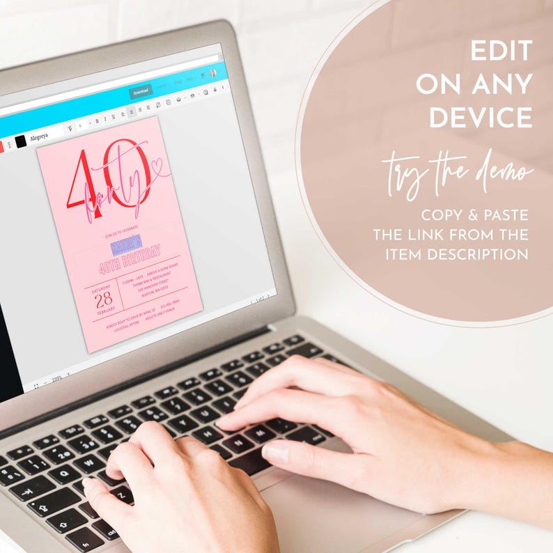 Op de afbeelding: Een laptop met een roze en rode 40e verjaardagsinvitation op het scherm. De tekst op de uitnodiging luidt "40 Party" en "Save the Date". De uitnodiging bevat ook de datum "28 februari".