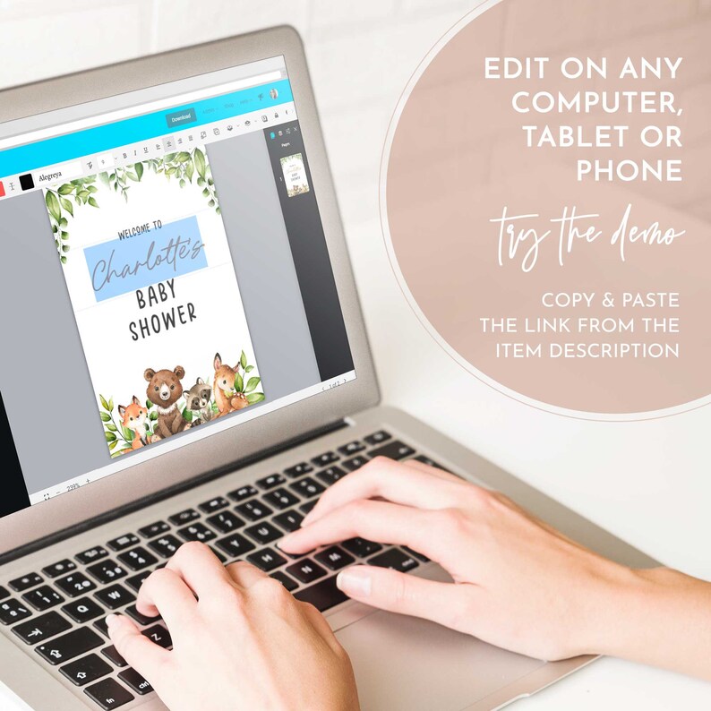 Op de afbeelding: Een laptopcomputer die een babyshower-uitnodiging met een bosmotief weergeeft. De uitnodiging heeft een blauwe achtergrond met de tekst "Welkom op Charlotte's babyshower" en illustraties van een beer, een vos en een wasbeer. De tekst "Bewerk op elke computer, tablet of telefoon" en "Probeer de demo" wordt aan de rechterkant van de afbeelding weergegeven.