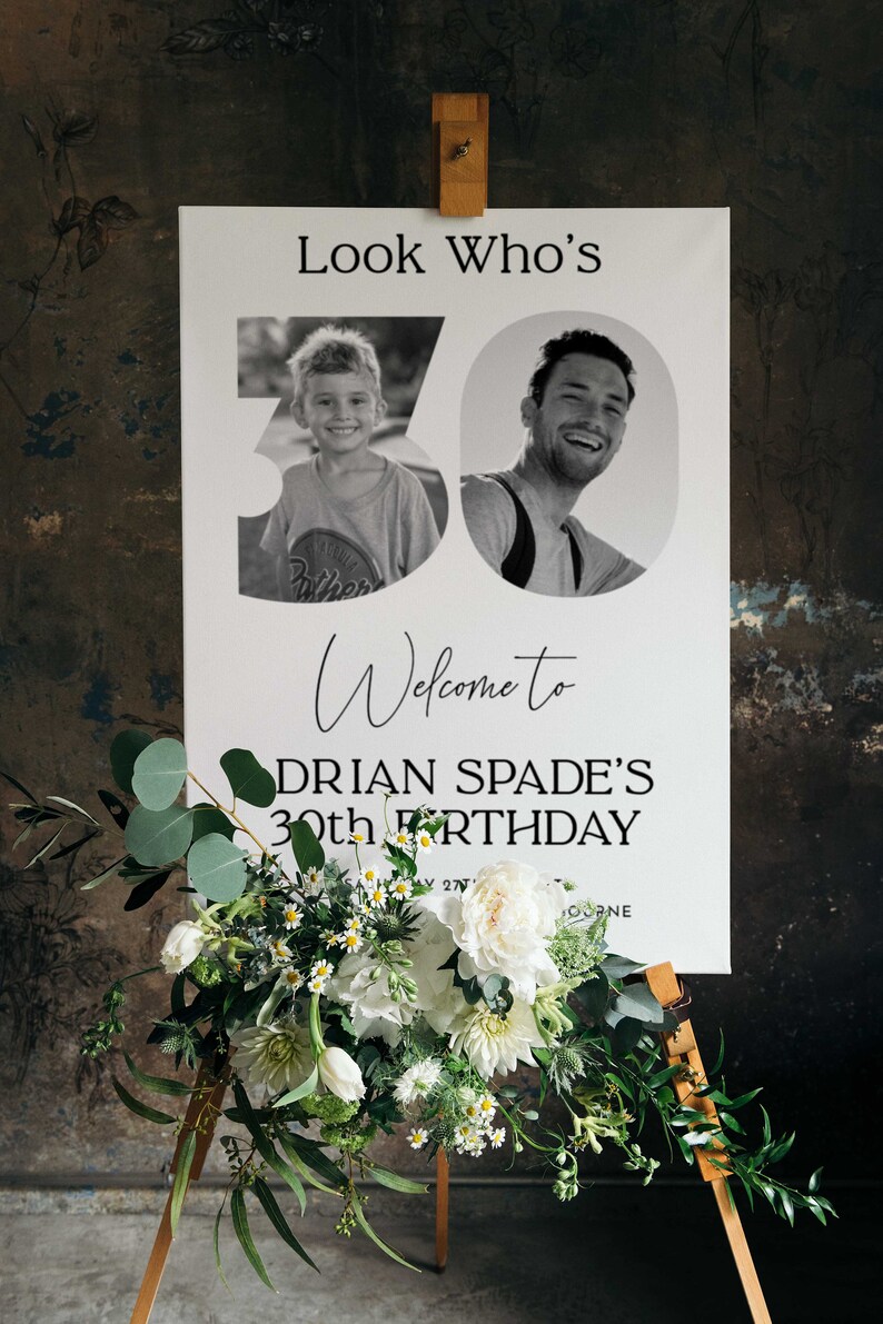 Pu&ograve; includere: Un cartello per feste di compleanno in bianco e nero con il testo "Look Who's 30" e "Welcome to Drian Spade's 30th Birthday". Il cartello presenta due foto di una persona, una da bambino e una da adulto.