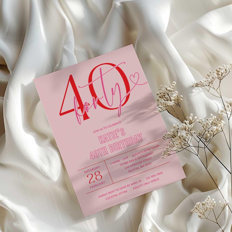 Op de afbeelding: Een roze en rode uitnodigingskaart met de tekst "40 forty" in handschrift. De uitnodiging is voor Katie's 40e verjaardagsparty op zaterdag 28 februari om 19:00 uur in Thyme Bar & Restaurant in Boston, MA. De uitnodiging vraagt om een RSVP v&oacute;&oacute;r 10 april en geeft aan dat de gelegenheid alleen voor volwassenen is.