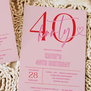 Op de afbeelding: Een roze en rode verjaardagsuitnodiging met de tekst "40 forty" in een handschriftlijk lettertype. De uitnodiging is voor Katies 40e verjaardagsparty op zaterdag 28 februari om 19:00 uur in Thyme Bar & Restaurant in Boston, MA. De uitnodiging bevat het adres en RSVP-informatie.