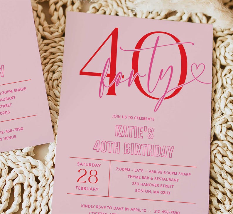 Op de afbeelding: Een roze en rode verjaardagsuitnodiging met de tekst "40 forty" in een handschriftlijk lettertype. De uitnodiging is voor Katies 40e verjaardagsparty op zaterdag 28 februari om 19:00 uur in Thyme Bar & Restaurant in Boston, MA. De uitnodiging bevat het adres en RSVP-informatie.