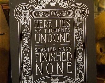 Può includere: Illustrazione in bianco e nero di una lapide con il testo "Here lies my thoughts undone... Started many finished none". La lapide è decorata con teschi, ossa incrociate e un pipistrello.