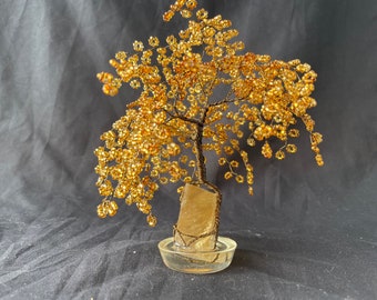 Goldene Weide auf Honigcalcit