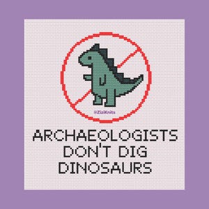 以下が含まれることがあります： 白い布にクロスステッチのデザイン。赤い円の中にターコイズの恐竜が描かれ、斜線が入っています。黒い文字で「考古学者は恐竜を掘らない」と書かれています。背景は紫です。