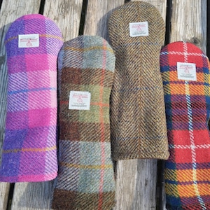 以下が含まれることがあります： 異なる格子柄のゴルフクラブヘッドカバー4つ。カバーはツイード製で、それぞれに「Harris Tweed」というテキストの小さなラベルが付いています。カバーの色はピンク、グリーン、ブラウン、レッドです。